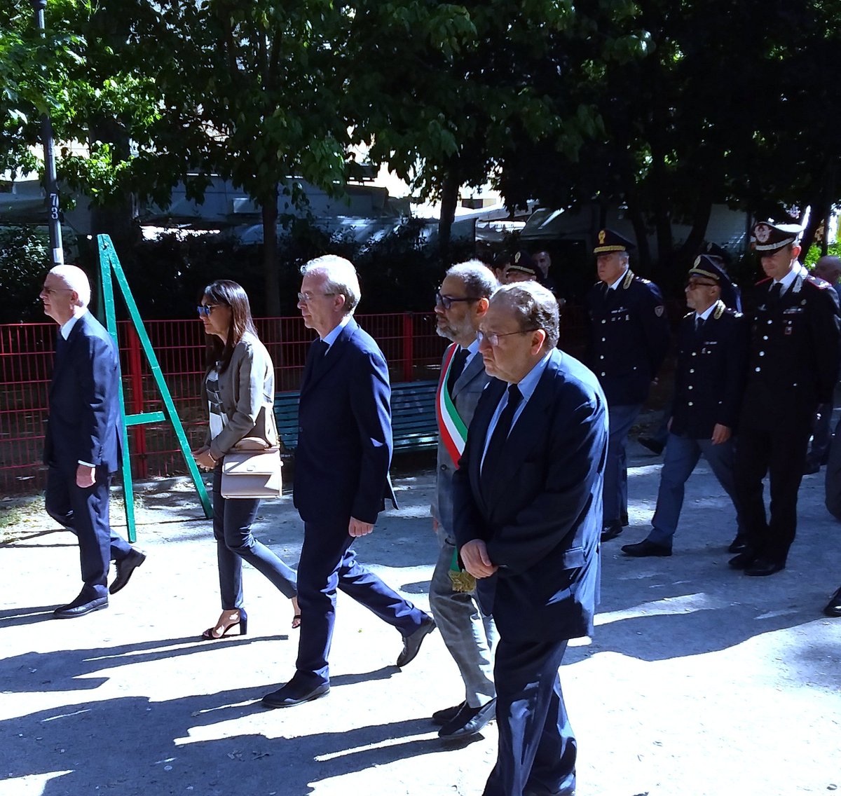 ginugiola's tweet photo. Paolo #Scrofani🥀 Dirigente @poliziadistato
insignito #medagliadorovalorcivile
ricordato nel giardino a lui dedicato a #Milano
Valoroso #poliziotto fu vittima esplosione
in palazzo via #daCermenate #29giugno2002
@MarcoGranelliMI
@VivMilano @EmilianoVerga @franco_sala @baratto_m https://t.co/RHS8TiaGRf