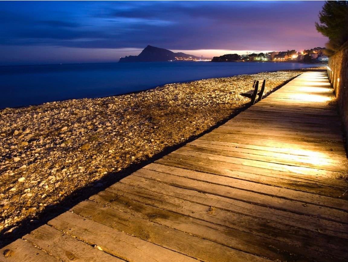 Te mostramos esta magnífica versión nocturna de nuestra fantástica playa de la Olla En Altea.

Una auténtica belleza...

We show you this fantastic version about Playa de la Olla in Altea. authenticl beauty...
#PlayasEnAltea #BeachesInAltea