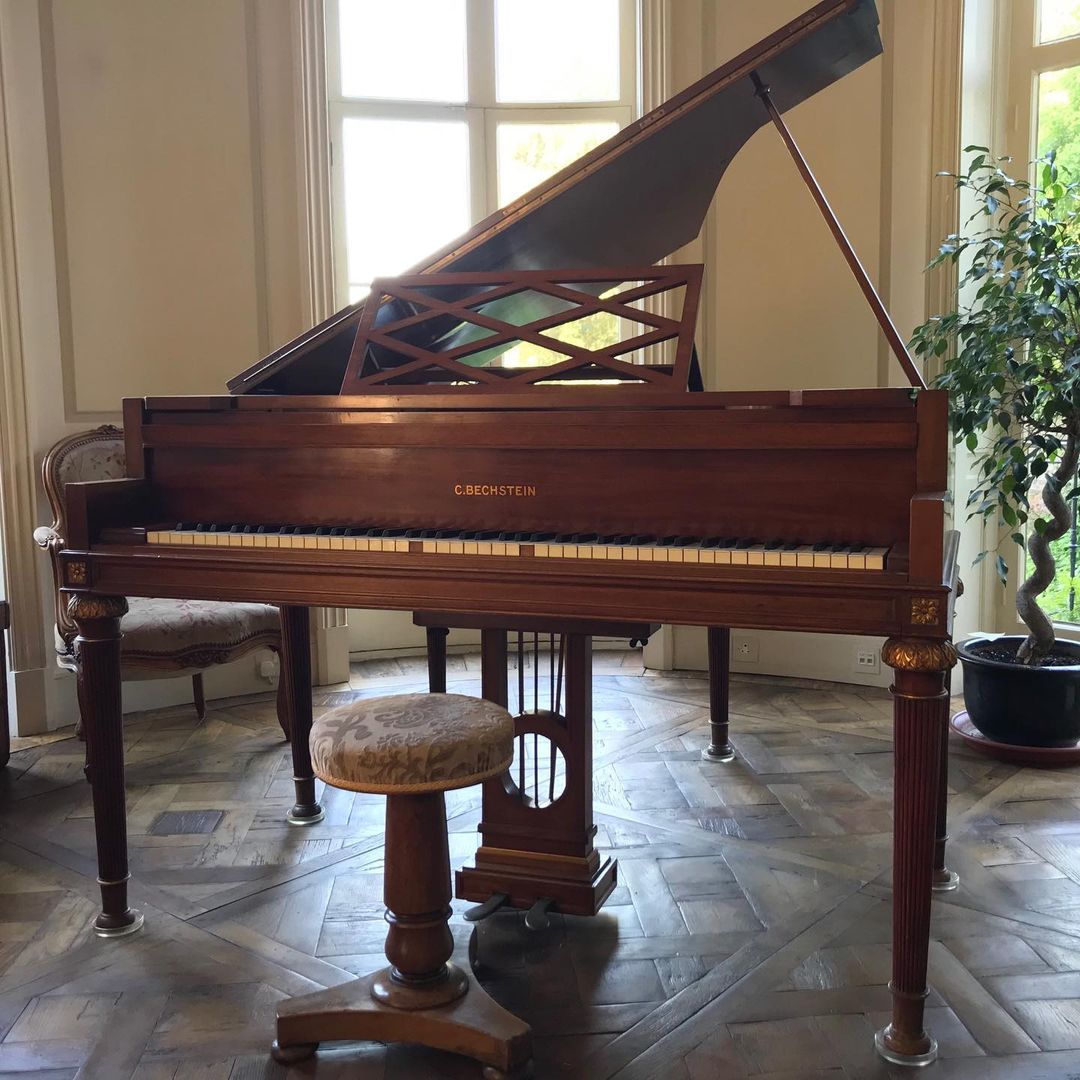 GeorgeMOfficial's tweet photo. George’s piano will be auctioned during the @O2 Silver Clef Awards on July 1st. All proceeds will go to @nordoffrobbins in support of the brilliant work they do to connect people through the power of music.
 
The auction is open to all fans. Details here: https://t.co/PcSAkSDJyj https://t.co/py3o08tyTs