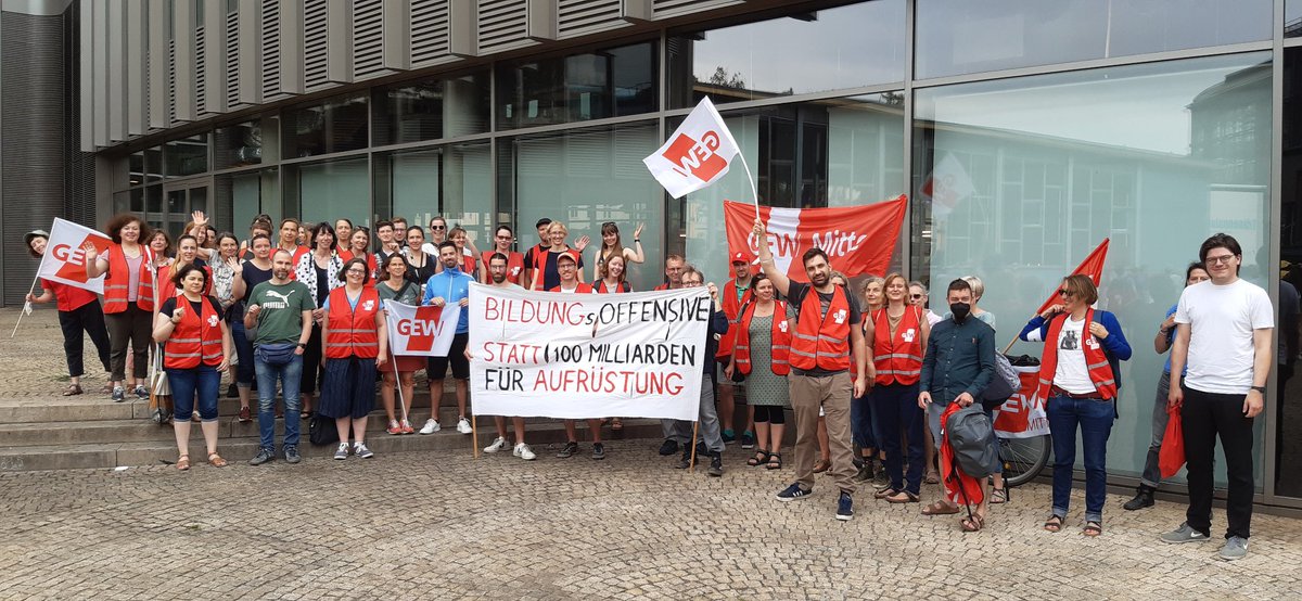 ManuelHonisch's tweet photo. GEW #Mitte am Start für #KleinereKlassen #Warnstreik @GEW_BERLIN https://t.co/FlvLLA3tJ5