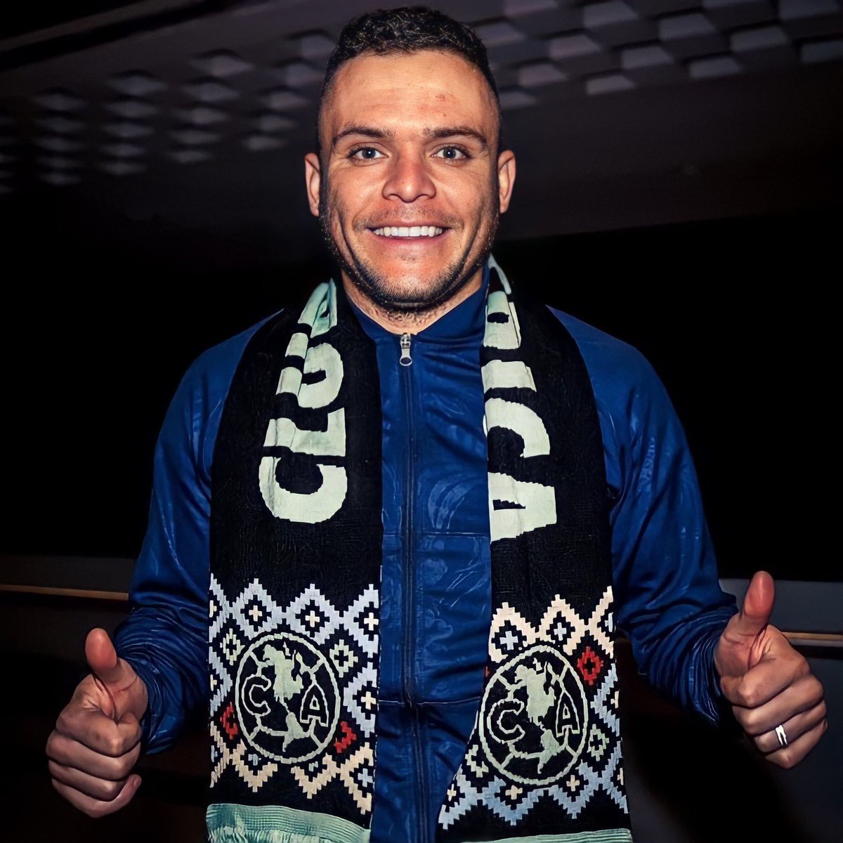 ClickFutbol's tweet photo. ¡YA LLEGÓ! 🦅

Jonathan 'Cabecita' Rodríguez ya viste los colores del América. https://t.co/LvQ1g8giHI