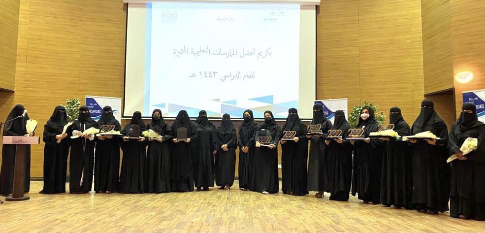 KhobarLibrary's tweet photo. ضمن الشراكة المجتمعية استضافت #المكتبة_العامة_بالخبر على مسرحها
مكتب #تعليم_الخبر @MOE_EPR_04 ممثلاً بوحدة التميز وقسم قياس الأداء لتكريم أفضل الممارسات التعليمية المتميزة والمجودة والمدارس الحاصلة على الاعتماد المدرسي لتشجيع ودعم الابتكار والابداع والمنافسة . https://t.co/Pn91oNtacu