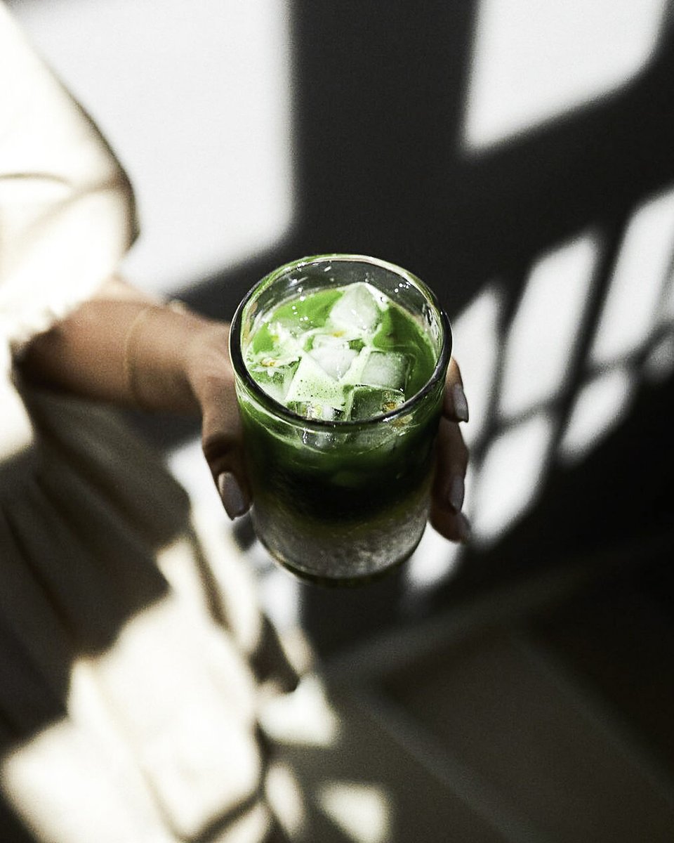 SoBioBeauty's tweet photo. Idalny sposób na aktualnie panujące upały 🥵 Subtelna matcha i charakterny tonic z bąbelkami to idealna para. Dorzuć kilka kostek lodu 🧊, stokrotki 🌼 i #matchatonic gotowy!
https://t.co/mGW3mV8HQO

Photo 📸 @matcha.bros https://t.co/ItLYAgCNc0