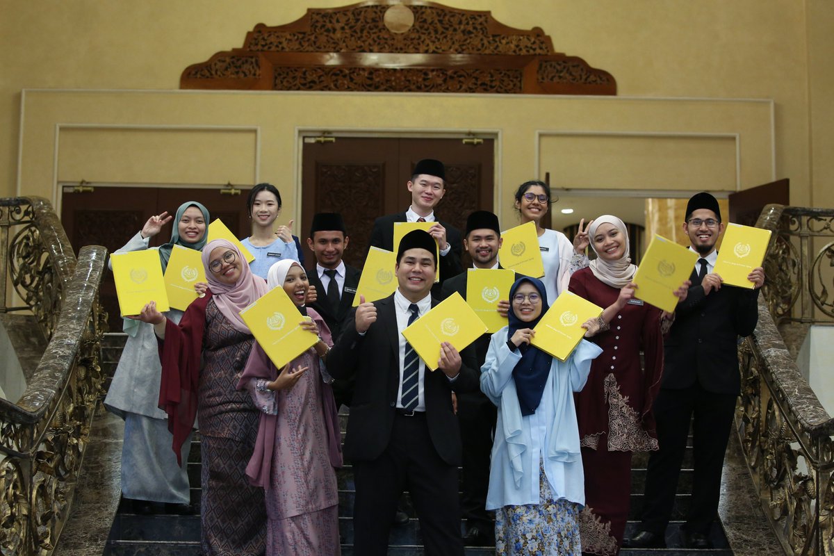 KDYMM Seri Paduka Baginda Yang di-Pertuan Agong Al-Sultan Abdullah Ri'ayatuddin Al-Mustafa Billah Shah lbni Almarhum Sultan Haji Ahmad Shah  AI-Musta'in Billah berkenan berangkat ke Majlis Penganugerahan Biasiswa Yang di-Pertuan Agong Tahun 2022 di lstana Negara, hari ini.