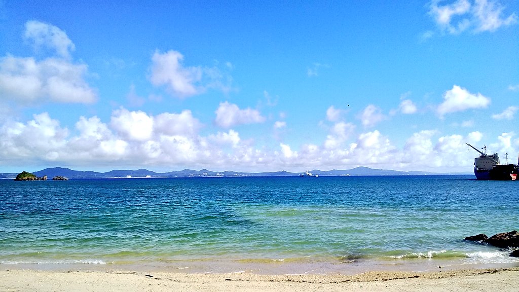henoko500's tweet photo. 今日6/29はなぜか朝7時ではなく、9時から土砂(赤土)搬出がはじまり、終わりも20時ではなく17時すぎに終了しました。

桟橋には、本来の姿である石炭船が着いています。昨日と同じオーシャンフォース。

暑いなか抗議を続けた県民の皆さんは、汗だくでのぼりや横断幕を片付けています。
#安和桟橋 #沖縄 https://t.co/zDV5ndWmgJ