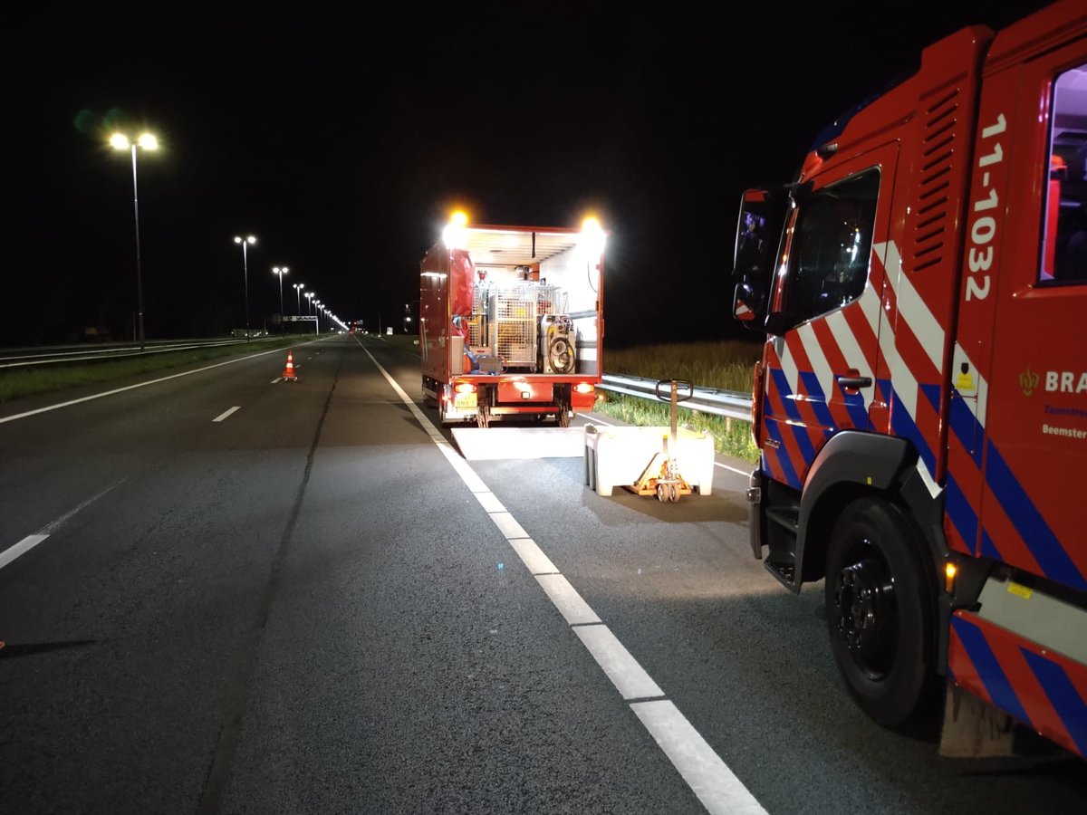 PostHoutveldweg's tweet photo. π P2 BR Berm/bosschage
π GM11-0885 TS11-1032 RV11-5051
π Rijksweg A7 R Wijdewormer
β° 01:24 uur
π
29 juni 2022
π Incident: 117
π Assistentie @firebeemster met GM11-0885 bij brand #hooibalen langs de snelweg A7. Inzet met #Fognails om van binnenuit brand te blussen.@VrZW https://t.co/eLSCR2NfRj