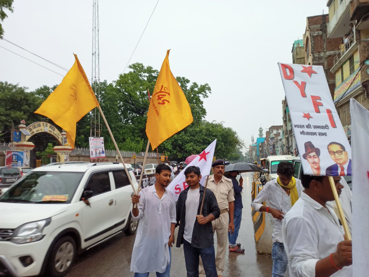 Youth4Swaraj's tweet photo. आज पटना यूनिवर्सिटी से विधानसभा तक युवाओं ने बेरोजगारी के खिलाफ़ मार्च निकाला।

मार्च में यूथ फॉर स्वराज के साथ कई युवा संगठन भी शामिल थे जिन्होंने #अग्निपथ_योजना_वापस_लो के नारे के साथ सरकार तक अपनी आवाज पहुचाई।

@youth4swarajBR
@_YogendraYadav https://t.co/2tpRBUURHa