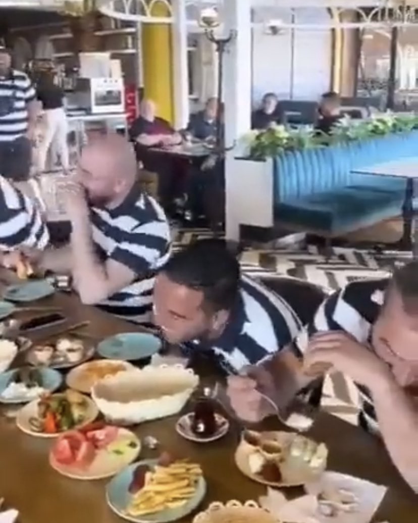 Sosyal medyayı sallayan “Dalton Kocalar” ve onlara bu sevimli şakayı yapan eşleri bu akşam TRT 1 Ana Haber’de <a href="/trt1/">TRT 1</a> <a href="/_ceydamuslu/">Ceyda Muslu</a> <a href="/sabriisbilen/">Sabri İŞBİLEN</a> 
Randevumuz Saat 18:58’de