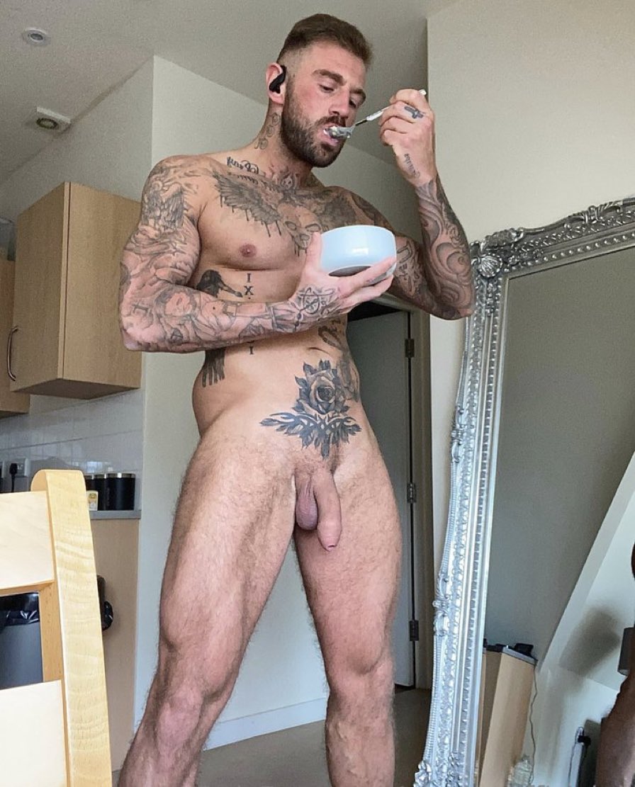 ❗️🔞Porn & Promos🔞❗️ on X: I know what Id rather have in my mouth for  breakfast 😉💦 @tommyofficialuk t.cobyoYHV3qdO  X