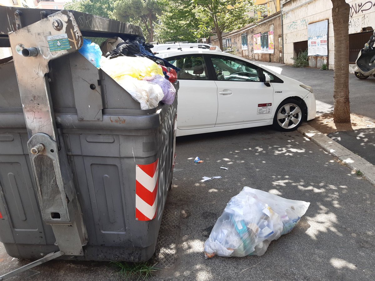 marisveva's tweet photo. Ora a #viaDeiRogazionisti : non si può punire chi #differentia in questo modo? @Antincivili @romafaschifo @Sabrinalfonsi @gualtierieurope @IlMsgitRoma https://t.co/Rwmq949arY