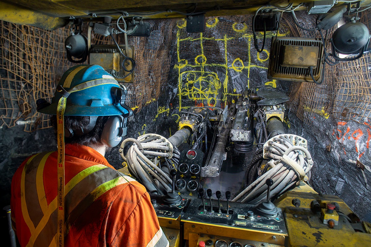 im_mining's tweet image. Alamos Gold&apos;s Island Gold Mine keeps growing, with the company upgrading its production plans for the Ontario mine to a 2,400 t/d shaft-accessible underground op able to produce 287,000 oz (average) from 2026 | bit.ly/3ORs6ds @AlamosGoldInc #Islandgold #minedevelopment