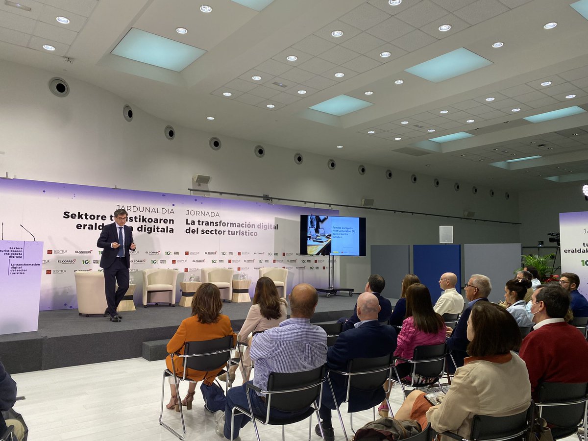 Los fondos europeos #NextGeneration  son una oportunidad para el sector turístico, cuyo objetivo es ayudar a su transformación haciéndole más resiliente explica <a href="/victorbadorrey/">Víctor Badorrey</a> <a href="/SEGITTUR/">SEGITTUR</a> en #jornadadigitalizacion .