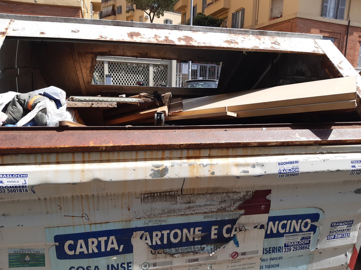 marisveva's tweet photo. Ora a #viaDeiRogazionisti : non si può punire chi #differentia in questo modo? @Antincivili @romafaschifo @Sabrinalfonsi @gualtierieurope @IlMsgitRoma https://t.co/Rwmq949arY