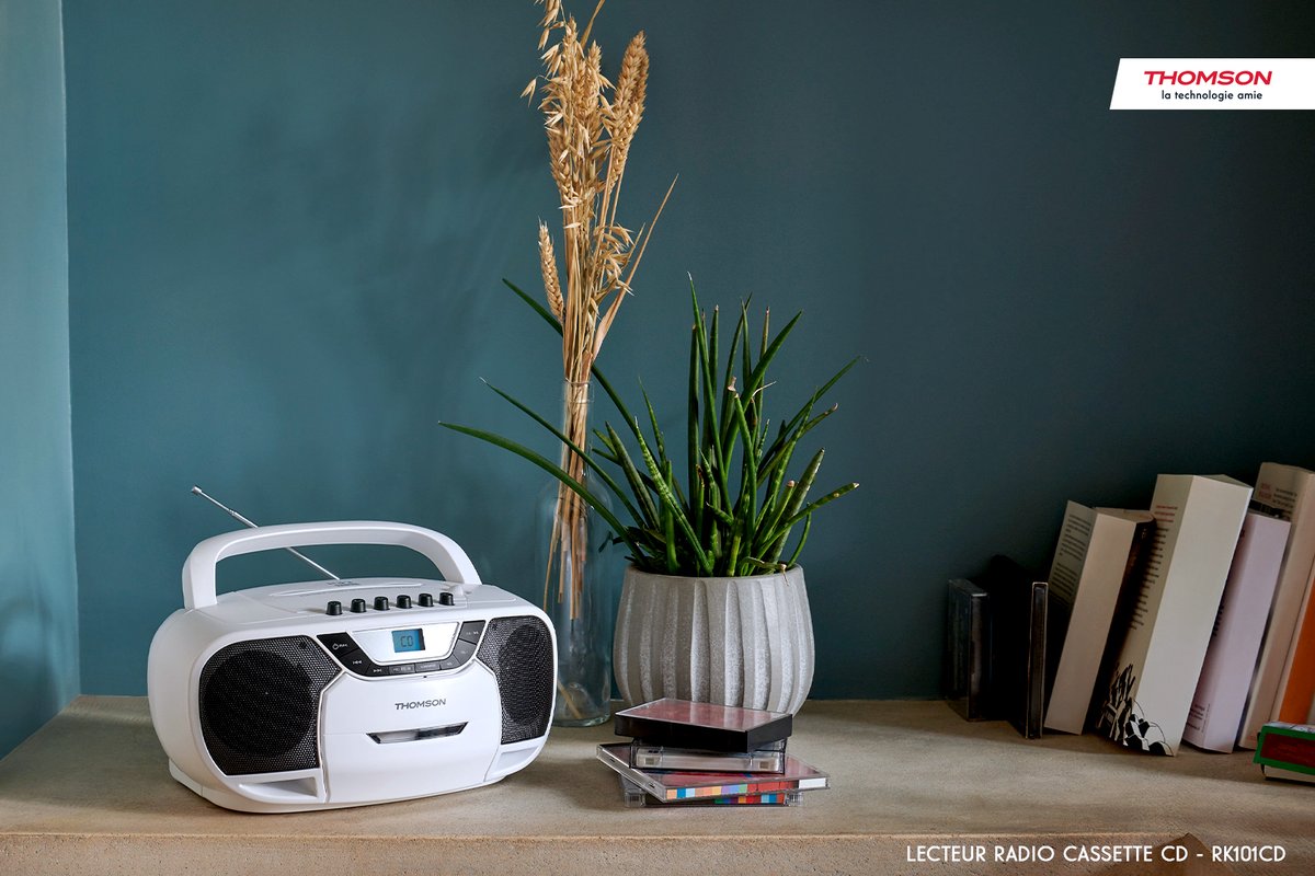 Thomson_FRA's tweet photo. Les cassettes audio n’ont jamais été autant tendance ! Avec le lecteur CD/K7 #Thomson, que ce soit chez vous, en balade ou en vacances, profitez de vos musiques sur K7 ou enregistrez la radio sur ce support.😀 

▶️ https://t.co/DVwP4dadMY 🎼

#ThomsonAudio #RK101CD https://t.co/kCGPxGUdVJ