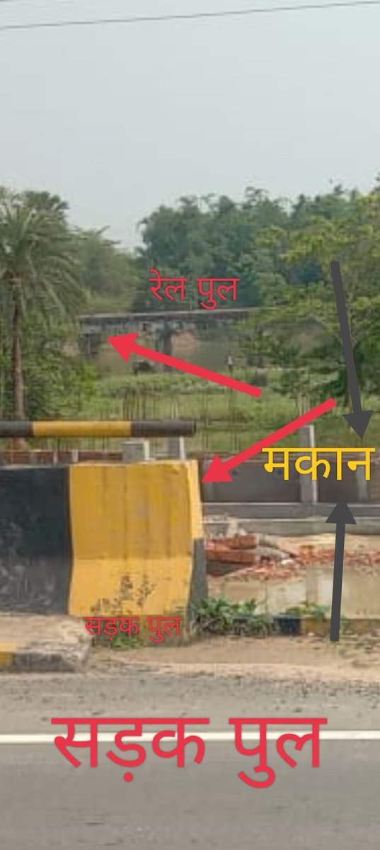 bisnujha's tweet photo. अजब: गौर से देखिए! एनएच-57 और दरभंगा-सकरी रेल ट्रैक पर ठीक समानांतर दो पुल! दोनों पुल के ठीक बीच भवन निर्माण चल रहा! इस जगह को 'मठ गुमटी' बोलते हैं. बिजली स्टेशन के करीब अवस्थित है. इस निर्माण से पुल के नीचे का जल प्रवाह बंद हो जायेगा। कैसे एनओसी मिला? जरूर ओहदेदार आदमी होगा! https://t.co/xh5sV6y517