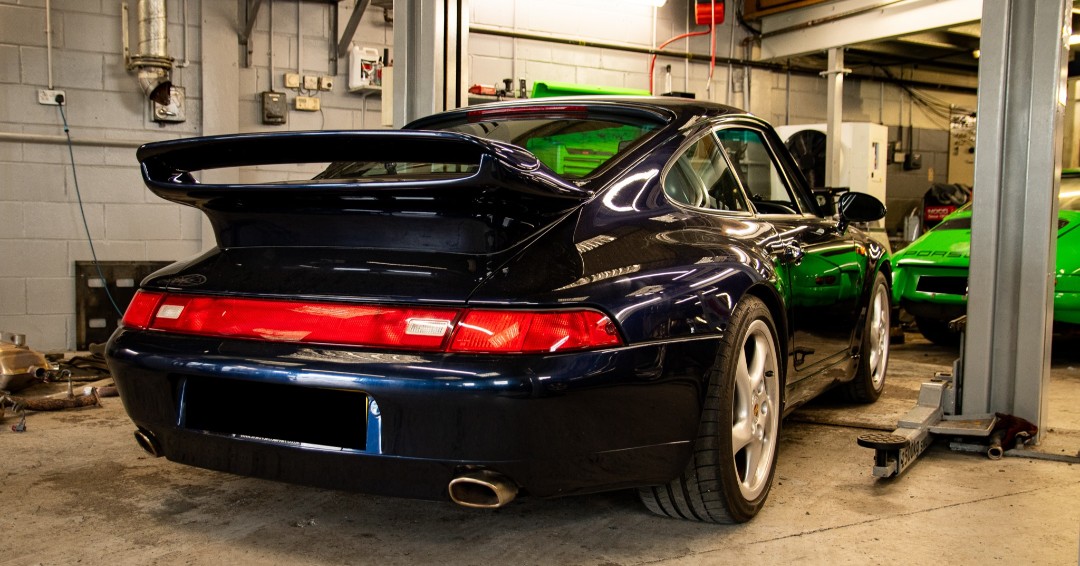 It's... Wing Wednesday again!
Another 993, less subtle than last week, more subtle than the 993 RS the week before.
I think it suits the 993 quite well, what do you think?
Here for 28 year service, air conditioning overhaul and brakes.
#porsche #993 #uk #specialist