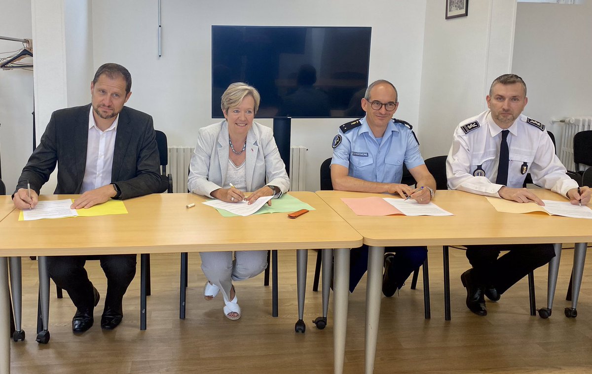 Signature d’une convention pour renforcer le recouvrement des amendes forfaitaires &amp; pénales
➡️saisir des 💶 en possession des personnes en garde à vue lorsque celles-ci sont redevables d'amendes ou de droits fixes de procédures
➡️Renforcer l’effectivité de l’exécution des peines