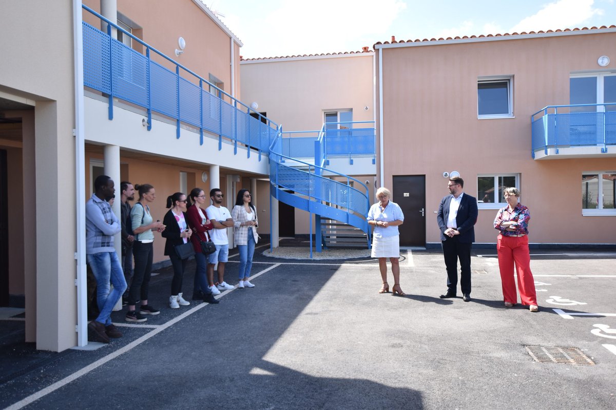 VendeeHabitat's tweet photo. 🔑 Ce mardi, @vendeehabitat a livré 9 nouveaux logements à @lesherbiers
Ce programme est une étape pour atteindre les objectifs ambitieux du #PlanLogement du @depvendee dans lequel l'office s'engage massivement !
➡ Plus d'infos : https://t.co/CLtmzjgWct
@isabellerivier4 @hogardc https://t.co/t85F3xGnUY