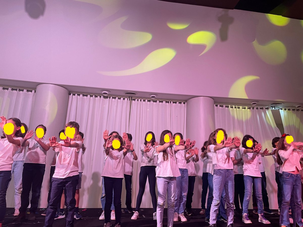 JeanXavieMoreau's tweet photo. Merci à notre association de parents d'élèves pour la magnifique fête de fin d'année de @EIBParis Lamartine avec des spectacles en anglais, espagnol et français + notre #graduation2022. Bravo à nos enseignants et à toute notre équipe pour leur travail 👏👏 #coeducation #bilingue https://t.co/ueBEZpx9bv