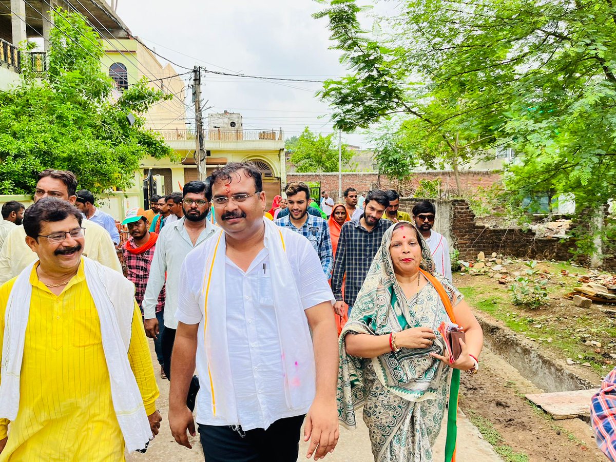 MLA_SATNA's tweet photo. आज वार्ड क्रमांक 8 में रहवासियों से भेंट की। बुजुर्गों व माताओं के आशीर्वाद और भाई व बहनों के स्नेह पाकर में बहुत अभिभूत हूं 
#परिवर्तन_की_लहर_चल_रही_है 
#सतना_शहर_सरकार_बदल_रही_है
#dabbu4development
#AICC #vote4dabbu #CongressMP
#dabbu4bettersatna
#Dabbu #congresssatna https://t.co/yCNYtfVnka