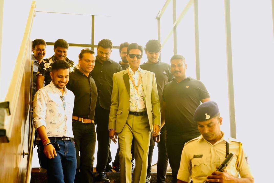 DrKumarVishwas's tweet image. पुरानी फ़िल्म “अनुपमा” देख रहा था।हीरो @aapkadharam जी के विदेश से लौटे दोस्त देवन वर्मा उनसे पूछते हैं “कविता लिखना क्यूँ छोड़ दिया ?” घरम पाजी उत्तर देते हैं “कविता के पैसे नहीं मिलते इसलिए अब कहानियाँ और उपन्यास लिख रहा हूँ”😢
अब कविता के ब्रांड के लिए आलोचक मुझे गरियाते हैं😎