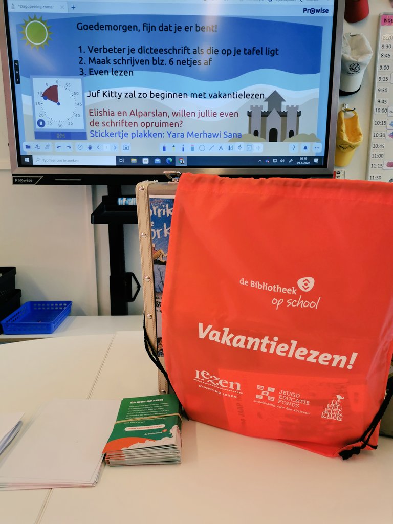 KitNieuwenburg's tweet photo. Vakantie-Lezen les bij @PcbsIchthus en op veel andere @pcboapeldoorn en @Leerplein055 scholen @gem_apeldoorn. @CODAapeldoorn coaches laten lln. en betrokken ouders ervaren hoe leuk (en belangrijk) lezen in de zomer is! ism @jeugdedufonds @stichtinglezen @debibliotheekop https://t.co/4pJfZkIWDW
