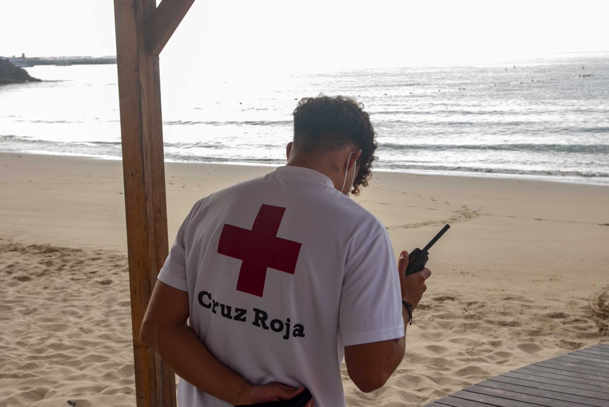 CruzRojaLP's tweet photo. ¿Quieres trabajar en Cruz Roja en el servicio de salvamento en las playas de #GranCanaria?.  ¡Esta es tu oportunidad!
▶️Si eres socorrista acuático para espacios naturales. ¡Te contratamos de inmediato!. https://t.co/WkbCae2xcK