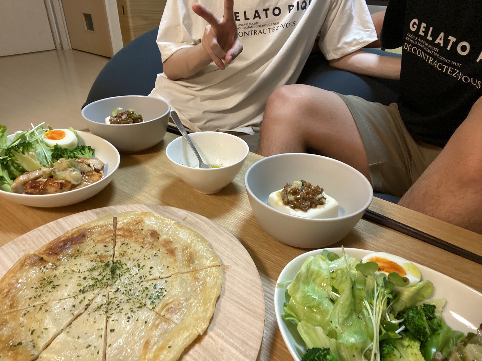 2男子 Blカップル 久しぶりにお料理 タンパク質重視の 鶏むね肉 サラダ 納豆豆腐 2人でゆっくり食べれる時間に感謝です ここ最近猛暑日続いてるので 皆さんお体に気をつけてお過ごしください 近々ライブ配信も予定しております 楽しみに待っ