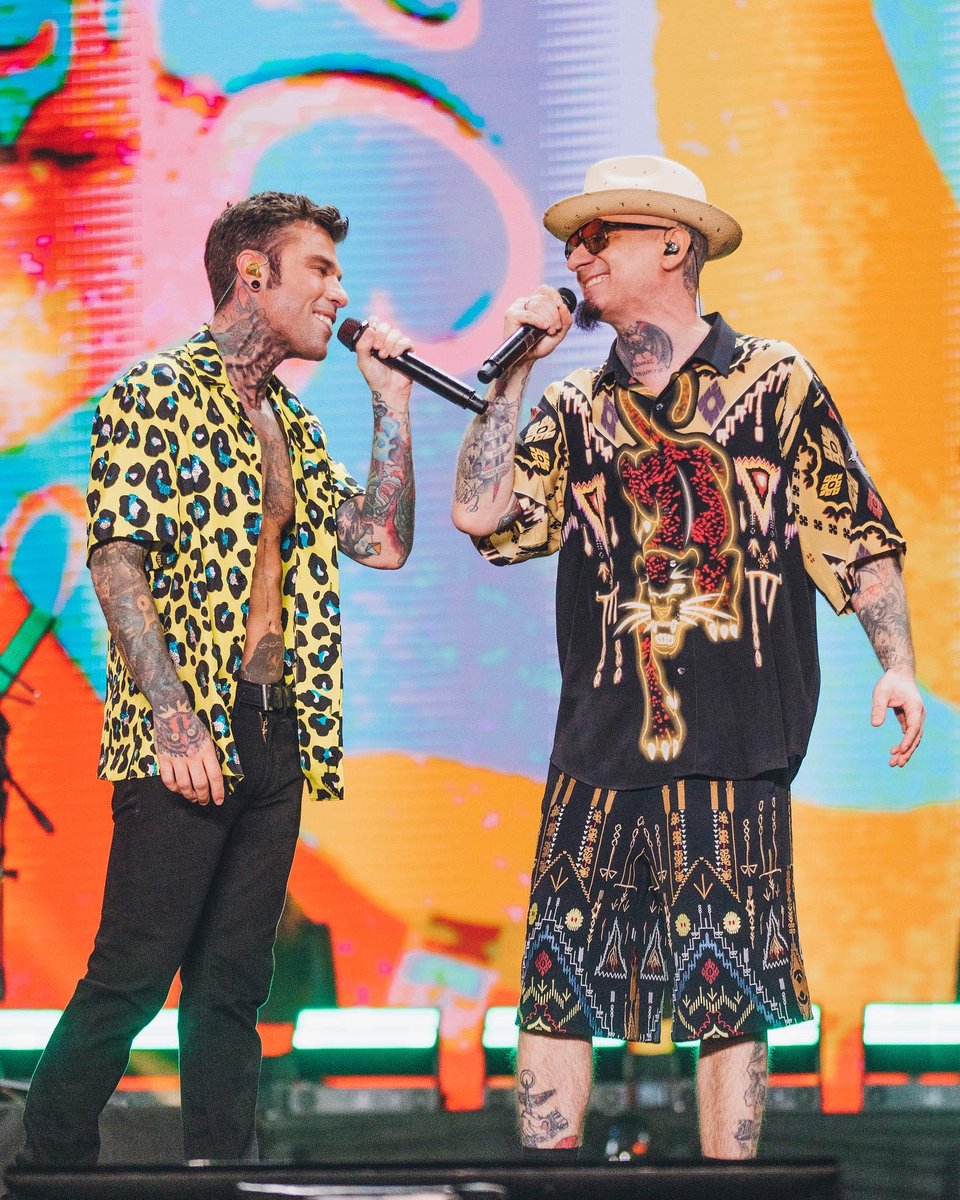 Fedez's tweet photo. Grazie di tutto, vi voglio un mondo di bene ♥️ #LoveMi https://t.co/EhtwRYQPzu