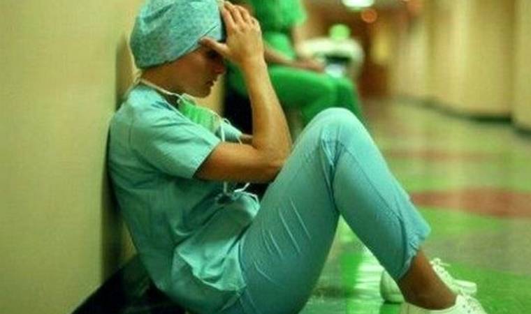 Sağlık çalışanı ameliyathanede kendini astı!
'Geçimsizlik nedeniyle mısır satıyordu'
cmhr.yt/il8r