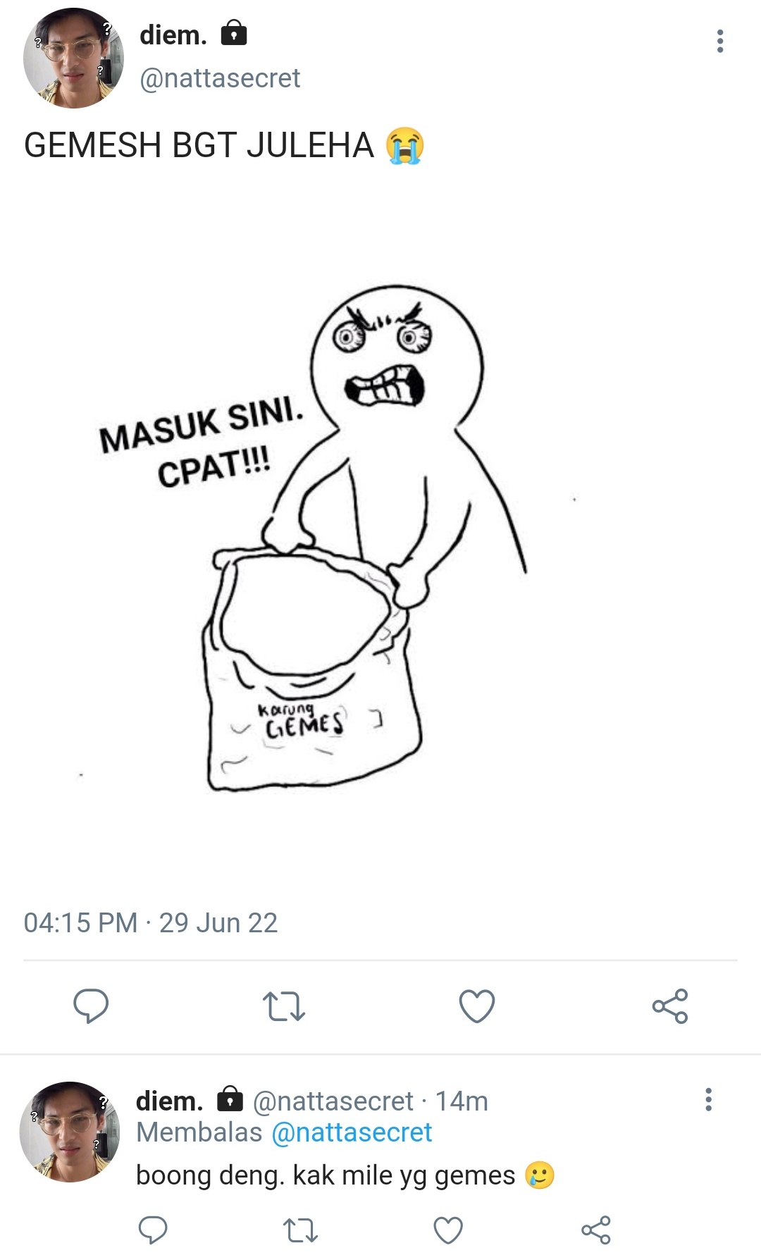 Gambar Hitamputih Emak Sedang Membeli Ikan