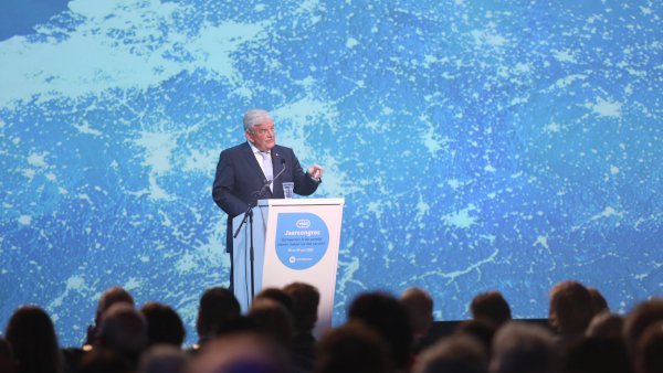 Inwoners bouwen op gemeenten, als het gaat om hun bestaanszekerheid, van betaalbare woningen tot inkomen, van milieu tot veiligheid’, aldus 
<a href="/jan_vanzanen/">Jan van Zanen</a> in zijn jaarrede. Met andere woorden, Nederland heeft gemeenten hard nodig. #vngcongres2022 vng.nl/nieuws/van-zan…