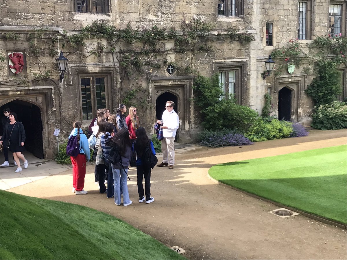 Enjoying <a href="/OxOutreach/">Oxford Undergraduate Admissions</a> Open Day with L5 and L6 pupils <a href="/FHSRegentsPark/">Francis Holland Regent’s Park</a> today! It’s been two years since the university opened its door to prospective applicants and we’re so pleased! ☀️☀️☀️