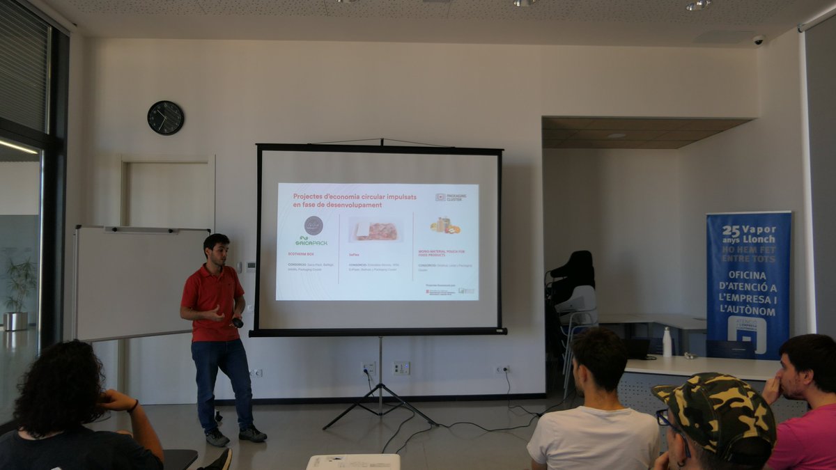 packcluster's tweet photo. 📢 @CarlosJimCarr Responsable d'#EconomiaCircular i de la Innovació Sostenible va presentar l’entitat als estudiants del Programa Singulars del @consellvallesoc
♻️#CircularPack, #EcothermBox #Iflex, #Soflex i
#Monomaterialpouch for Food products
👉https://t.co/gKtjuKJMGO https://t.co/gmbTPt9gRY