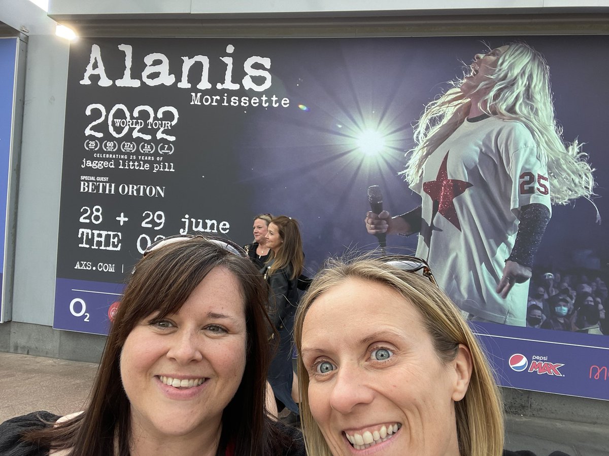 Cat207208's tweet photo. When 20,000 people in the UK know every word of your album, 25 years later, you know you are a boss babe queen. @Alanis @TheO2 
🙌🏻🙌🏻🙌🏻🙌🏻🙌🏻 https://t.co/V2KyYsZZxL