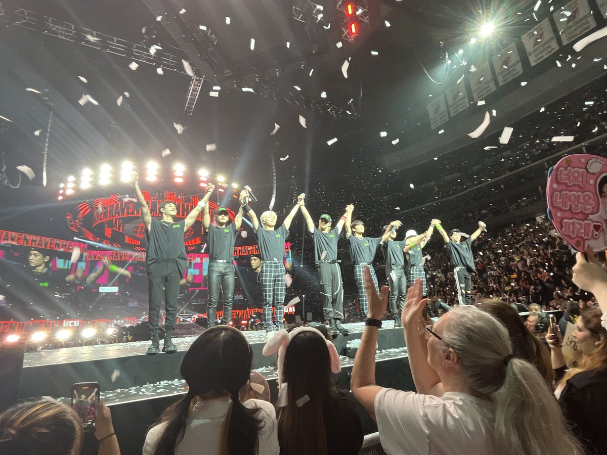 59748skzmoment's tweet photo. 771- Stray kids everywhere all around the world https://t.co/9NN6W5r7Pr