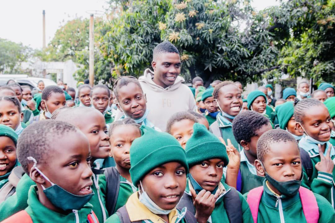 Nakamba_11's tweet photo. It was refreshing to go back to my home town 2 days after hosting a successful #MNF22 tournament. I was over joyed by the Passion and determination i saw from the students at Dinde and Sir Humphrey Primary schools as well as Hwange secondary school. https://t.co/BzFBvPVNRD