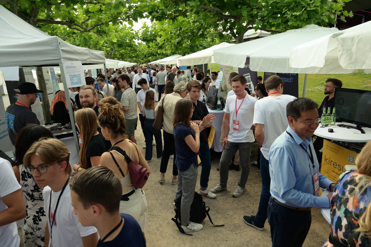 digitalhub_de's tweet photo. Herrliches Sommerwetter, coole #Startups und ganz viel Networking. Am 21. Juni fand unser #SSSF22 statt und es war wieder ein mega Event. Über 2.000 Besucher*innen strömten zum Festival, um neue Geschäftsmodelle zu entdecken und neue Kontakte zu knüpfen! https://t.co/QJF6kbHuF1
