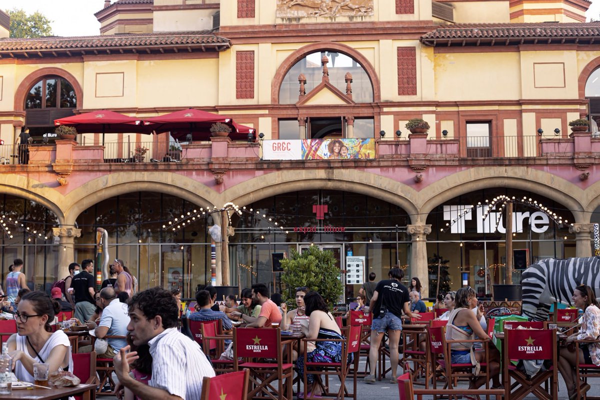 MarcSerraSole's tweet photo. Avui comença el @grecfestivalbcn i també la gran festa de la gastronomia de barri: el #GrecAlSec. 🍴🌮
🍔 16 dies en què els bars del #PobleSec ompliran de sabor i vida la plaça de Margarida Xirgu.
Visca els bars de proximitat que mantenen forta la xarxa veïnal! https://t.co/NUJjaPxpjI