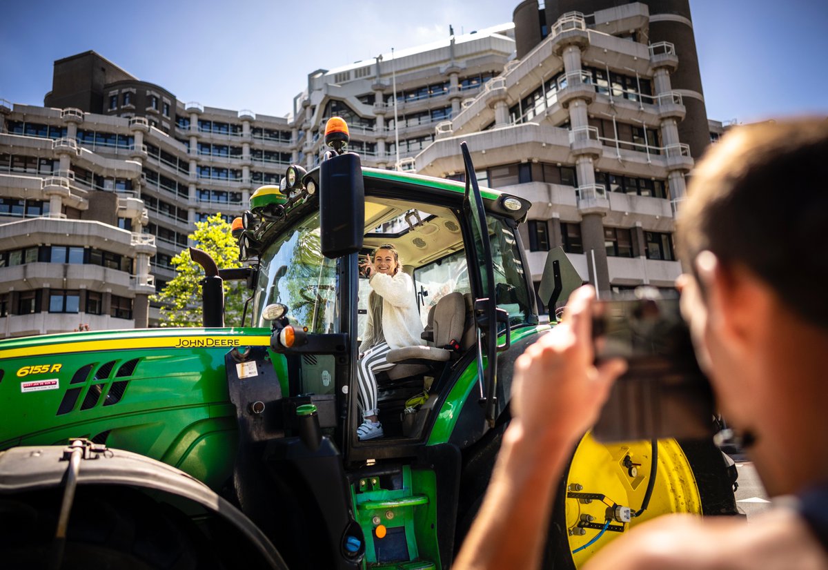 28-06-2022 - Boeren protesteren met tractoren bij het Kamergebouw, waar Kamerleden stemmen over de stikstofplannen van het kabinet. De boeren zijn het niet eens met het voorgestelde stikstofbeleid van het kabinet.
