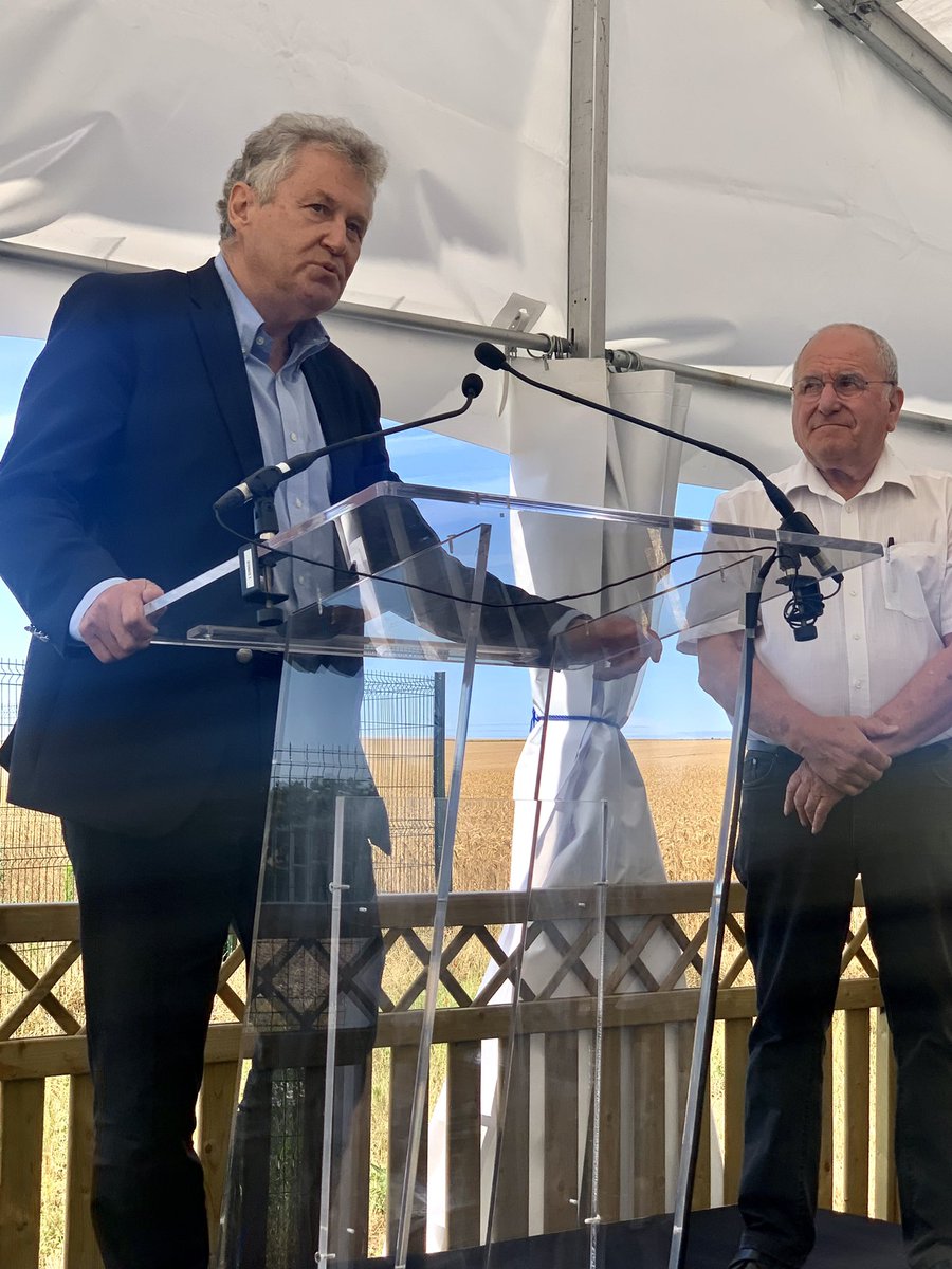 ℹ️ « On a des solutions innovantes qui peuvent transformer notre #agriculture » <a href="/TBlandinieres/">Thierry Blandinières</a> , DG de <a href="/InVivoGroup/">InVivo</a> 
⤵️⤵️⤵️
Inauguration du démonstrateur agrivoltaïque, partenariat entre <a href="/Agrosolutions/">Agrosolutions 🔍 💧 🌾 🤝</a> et <a href="/TotalEnergies/">TotalEnergies</a> à #Valpuiseaux