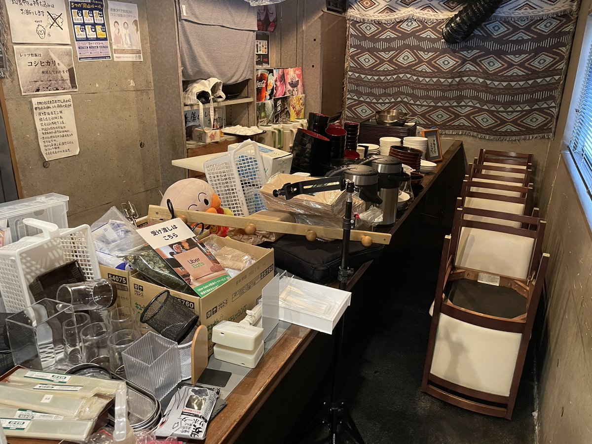 lets_gohan's tweet photo. 不用品をカウンターに並べてます
お昼過ぎからワッセとやってますが誰も来てません
今日は21時頃まで作業してるので良かったら見に来てください

まだまだあるけどもう置けません😅

明日は昼過ぎから夕方くらいでやってます https://t.co/WhCCcDI1a0