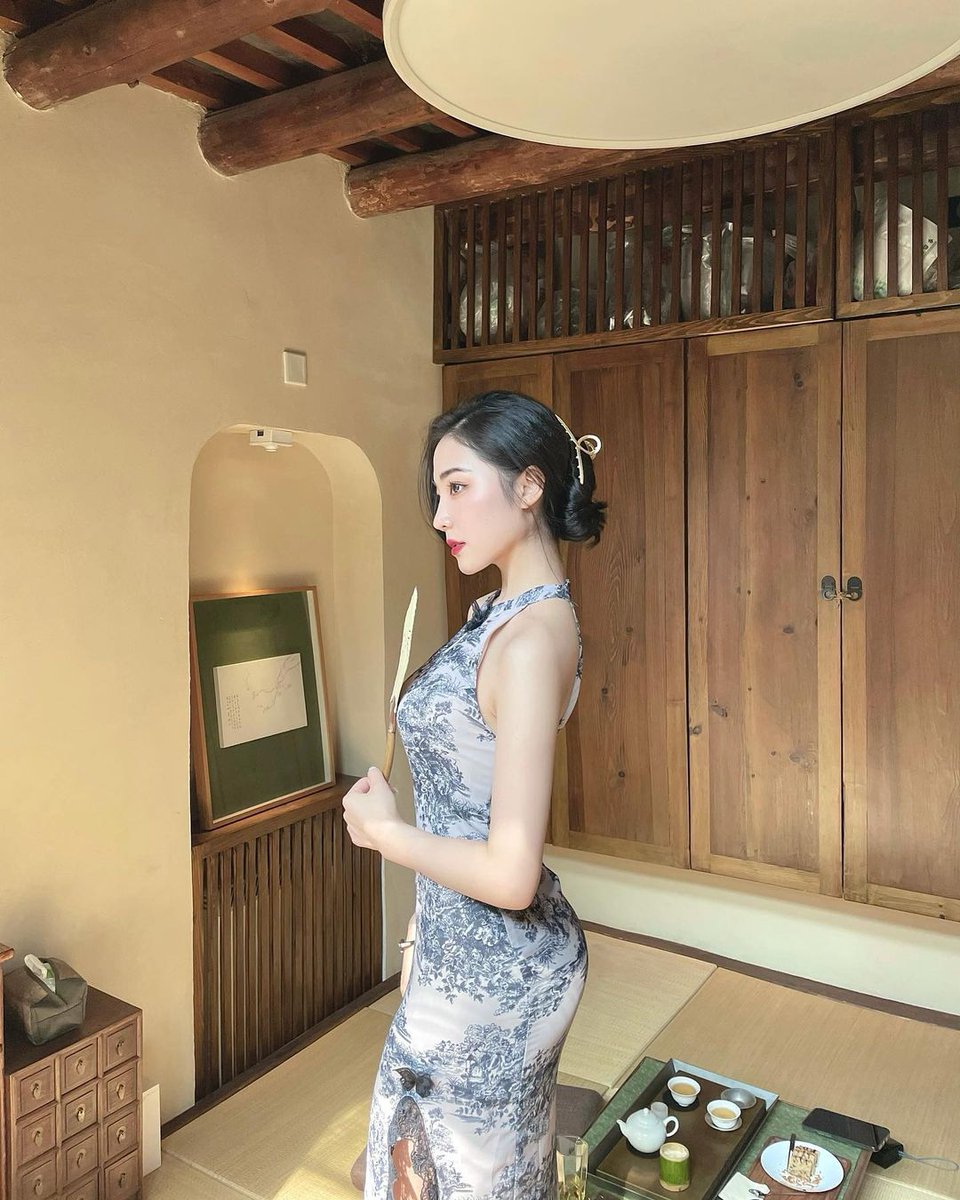 Tidge99's tweet photo. 谁还没件旗袍啊。有尝试过穿旗袍的吗？
#女王 #旗袍 #大长腿 #情调 https://t.co/pBZrpKy6id