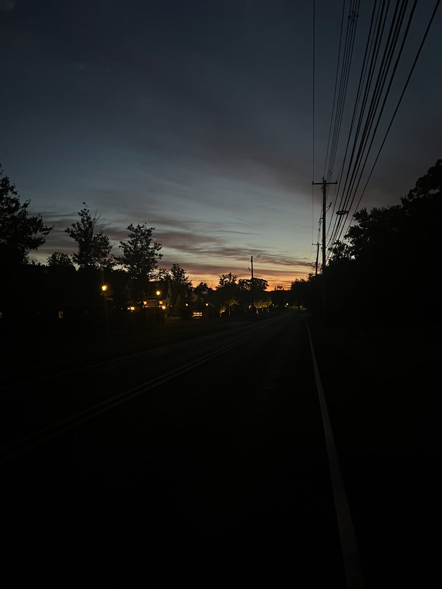 loclloyd's tweet photo. Sunrise runβ¦#beatifulday #amworkout #sunrise https://t.co/27EecQ92Es