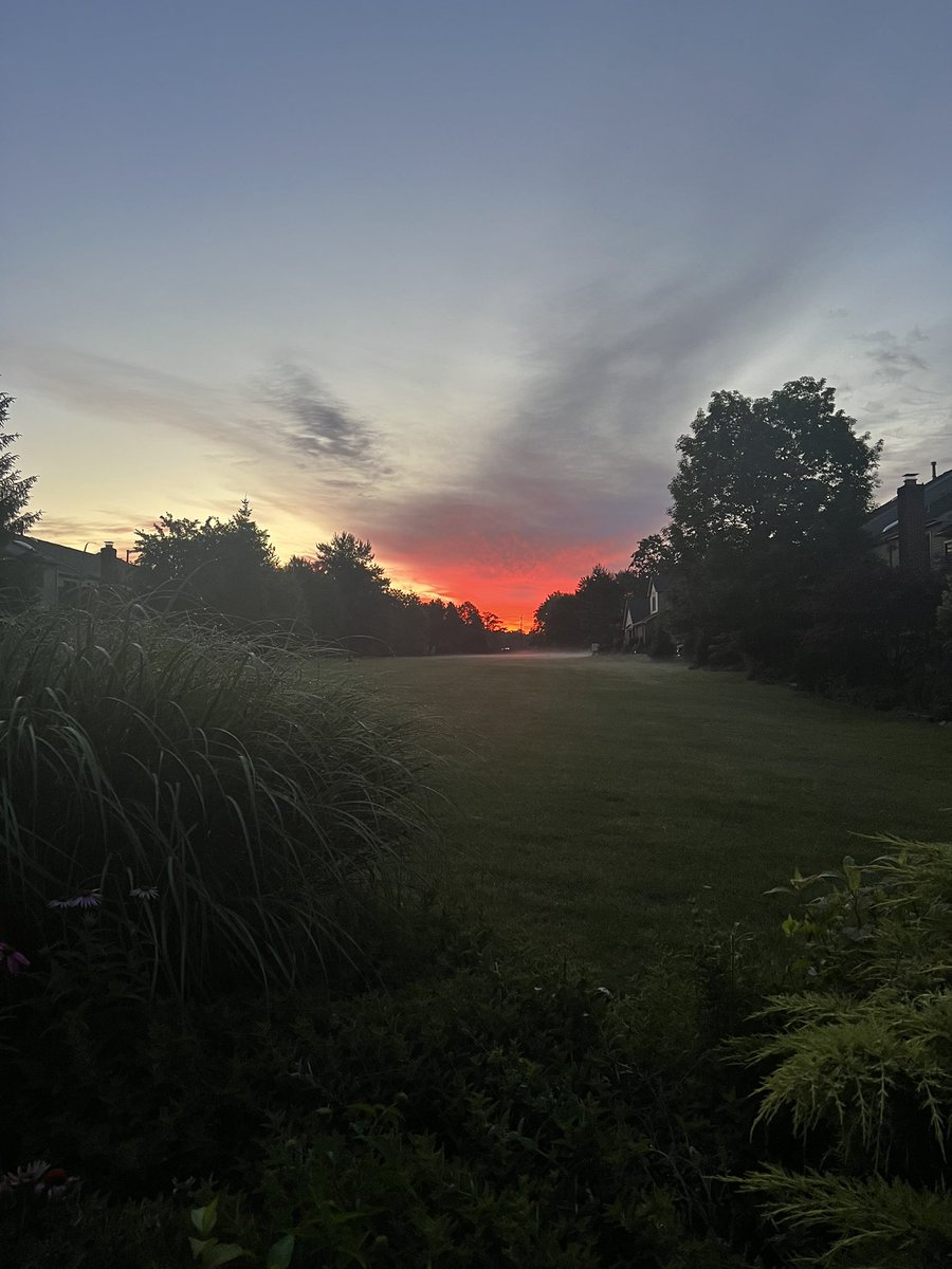 loclloyd's tweet photo. Sunrise runβ¦#beatifulday #amworkout #sunrise https://t.co/27EecQ92Es