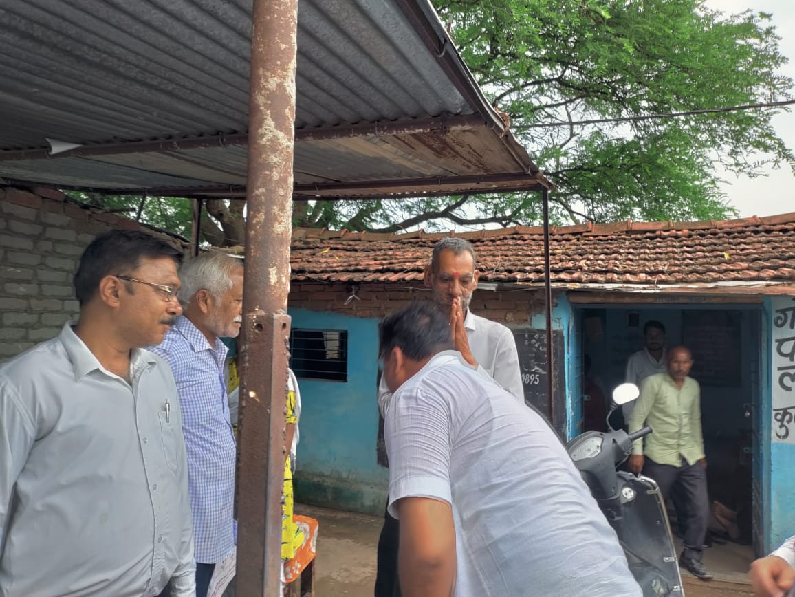 MLA_SATNA's tweet photo. आज कचहरी परिसर में पहुंचकर सभी अधिवक्तागण से मुलाकात की एवं आशीर्वाद प्राप्त किया इस मौके पर कांग्रेस कमेटी सतना के शहर अध्यक्ष मक़सूद अहमद जी सहित सैकड़ों साथी उपस्थित रहे
#परिवर्तन_की_लहर_चल_रही_है 
#सतना_शहर_सरकार_बदल_रही_है
#dabbu4development
#AICC #vote4dabbu #CongressMP https://t.co/6ulnD2obte