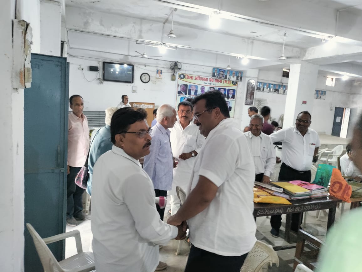 MLA_SATNA's tweet photo. आज कचहरी परिसर में पहुंचकर सभी अधिवक्तागण से मुलाकात की एवं आशीर्वाद प्राप्त किया इस मौके पर कांग्रेस कमेटी सतना के शहर अध्यक्ष मक़सूद अहमद जी सहित सैकड़ों साथी उपस्थित रहे
#परिवर्तन_की_लहर_चल_रही_है 
#सतना_शहर_सरकार_बदल_रही_है
#dabbu4development
#AICC #vote4dabbu #CongressMP https://t.co/6ulnD2obte