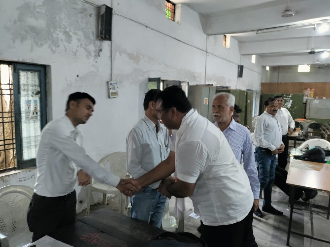 MLA_SATNA's tweet photo. आज कचहरी परिसर में पहुंचकर सभी अधिवक्तागण से मुलाकात की एवं आशीर्वाद प्राप्त किया इस मौके पर कांग्रेस कमेटी सतना के शहर अध्यक्ष मक़सूद अहमद जी सहित सैकड़ों साथी उपस्थित रहे
#परिवर्तन_की_लहर_चल_रही_है 
#सतना_शहर_सरकार_बदल_रही_है
#dabbu4development
#AICC #vote4dabbu #CongressMP https://t.co/6ulnD2obte