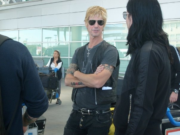 DuffMckaganArg's tweet photo. @DuffMcKagan & @JeffreyRouse arriving to Buenos Aires, Argentina 🇦🇷. Nevember 2009. #Loaded #Sick Tour.
@DuffMckaganArg 📸
#DuffMcKagan #JeffRouse #Loaded #OnTour #Argentina #DuffMcKaganArgentina #Airport #Music #Rock https://t.co/XpwvdATUEP