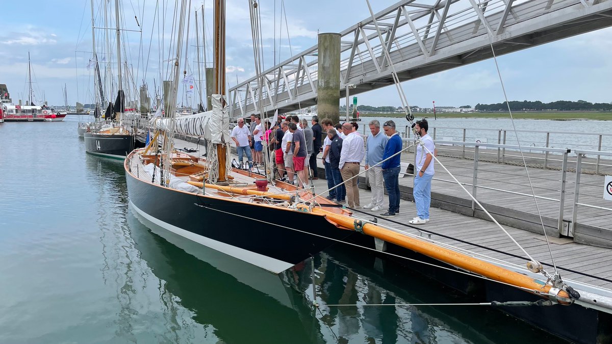 Dans le cadre d’un séminaire délocalisé à Lorient, BPAURA a accueilli le Syndicat National des Moniteurs du Ski Français (SNMSF) sur la base de la Team <a href="/VoileBanquePop/">Voile Banque Populaire</a> 🤝

L’occasion pour BPAURA de les accueillir en compagnie de Armel Le Cléac'h, vainqueur du <a href="/VendeeGlobe/">Vendée Globe</a>. ⛵🏅